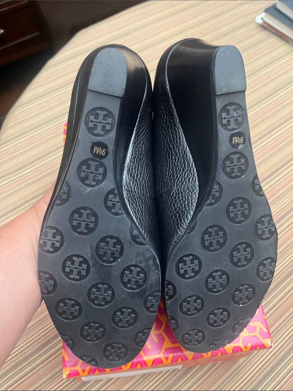 Tory Burch - Sally - Black Tumbled Leather Wedges w/Logo Medallion - NEW - Picture 5 of 8
